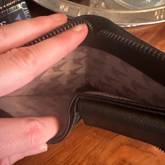 NWOB- Lo & Sons small saffiano leather wallet - Picture 5 of 9